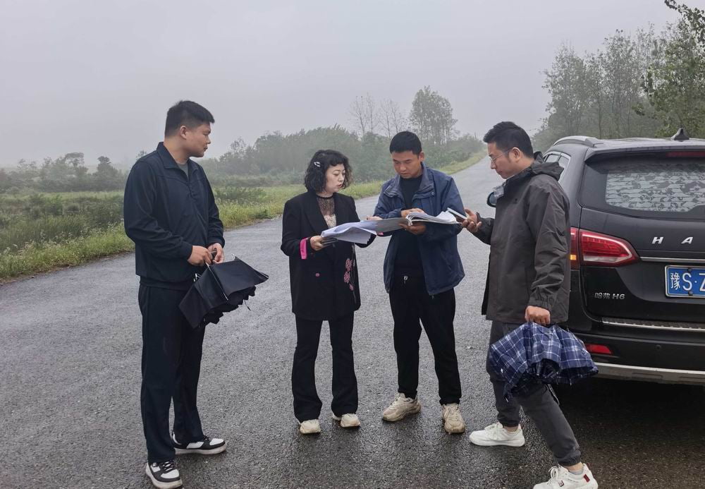 常務(wù)副總經(jīng)理陳丹一行沐雨赴項(xiàng)目一線壓實(shí)管理責(zé)任